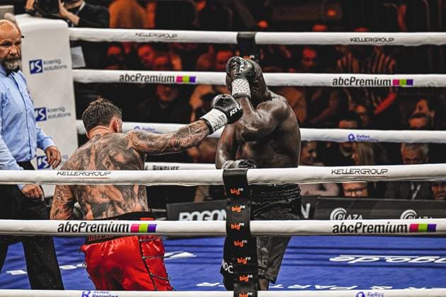 Senad Gashi and Peter Kadiru deliver an intense heavyweight fight at the Ringside event on 15 05 2026 in the SAP Arena Mannheim The boxer in black gloves parries a punch from his opponent in the ring while the audience follows the action Ringside, 15 05 2026, Mannheim, SAP Arena Copyright: xspeedshotx