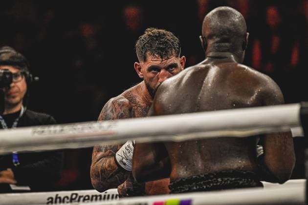 Senad Gashi and Peter Kadiru deliver an intense heavyweight fight at the Ringside event on 15 05 2026 in the SAP Arena Mannheim The boxer with a tattooed upper body focuses intently on his opponent in the ring, while the tension of the encounter is clearly visible Ringside, 15 05 2026, Mannheim, SAP Arena Copyright: xspeedshotx