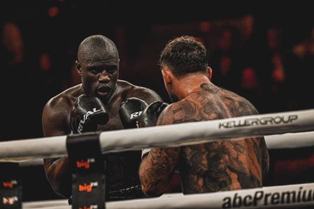 Senad Gashi and Peter Kadiru deliver a fierce fight in the boxing ring of the SAP Arena Mannheim The heavyweight fight at the Ringside Zone Night of the Heavyweights on May 15, 2026 shows both boxers in full action - sweaty, concentrated and in a direct duel on the ropes of the ring Ringside, 15 05 2026, Mannheim, SAP Arena Copyright: xspeedshotx