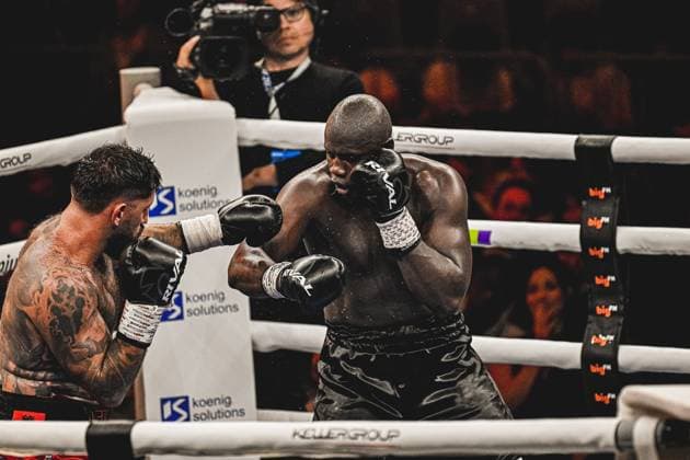 Senad Gashi 120, VIP and Peter Kadiru 129, VIP deliver an intense heavyweight fight in the SAP Arena Mannheim The fight shows both boxers in offensive and defensive positions in the ring during the Ringside event on May 15, 2026 Ringside, 15 05 2026, Mannheim, SAP Arena Copyright: xspeedshotx