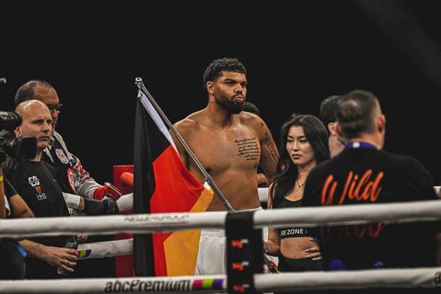 Emanuel Odiase 903 VIP with German flag in the ring of the SAP Arena, surrounded by team and officials Ringside, 15 05 2026, Mannheim, SAP Arena Copyright: xspeedshotx