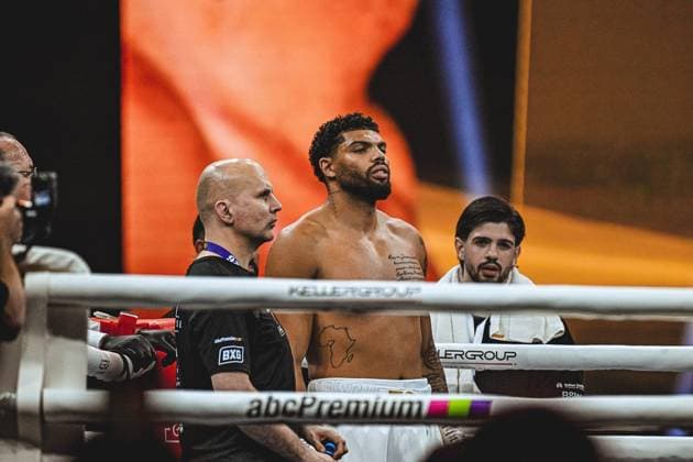 Emanuel Odiase 903 VIP stands focused in the ring, surrounded by his team in the SAP Arena Ringside, 15 05 2026, Mannheim, SAP Arena Copyright: xspeedshotx