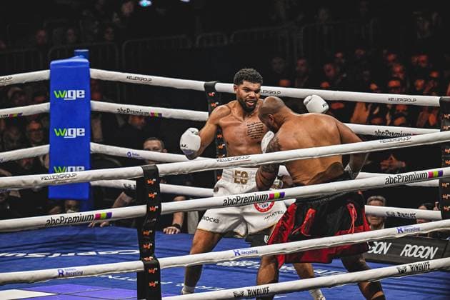Intense heavyweight bout between Emanuel Odiase 903, VIP and Nick Webb at the Ringside Zone Night of the Heavyweights on 15 05 2026 in the SAP Arena Mannheim Odiase in white gear and black top in the ring, both boxers in active close combat Ringside, 15 05 2026, Mannheim, SAP Arena Copyright: xspeedshotx