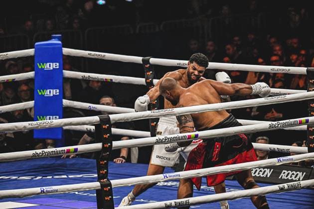 Thrilling exchange of blows in the ring with Emanuel Odiase 903 VIP at the Ringside Zone in the SAP Arena Ringside, 15 05 2026, Mannheim, SAP Arena Copyright: xspeedshotx