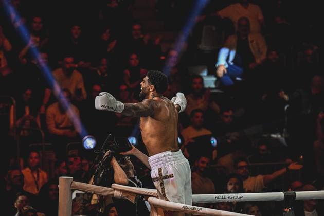Emanuel Odiase 903, VIP celebrates his boxing victory with outstretched arms in the ring during the Ringside Night of the Heavyweights on 15 05 2026 in the SAP Arena Mannheim The boxer in white pants with cross motif presents himself to the enthusiastic audience Ringside, 15 05 2026, Mannheim, SAP Arena Copyright: xspeedshotx