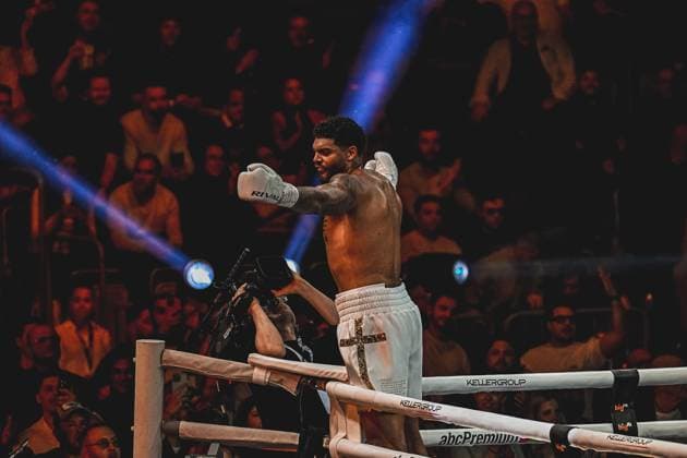 Emanuel Odiase 903, VIP presents an offensive boxing move in the ring during the Ringside Zone - Night of the Heavyweights on 15 05 2026 at SAP Arena Mannheim The heavyweight boxer wears white boxing gloves and white pants with glitter details while the spectators watch the event in the background Ringside, 15 05 2026, Mannheim, SAP Arena Copyright: xspeedshotx