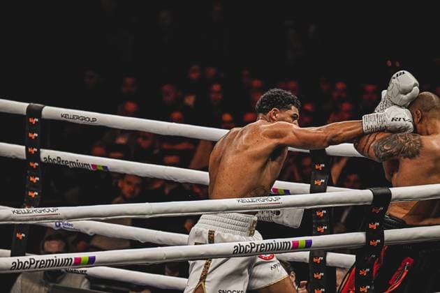 Emanuel Odiase and Nick Webb deliver an intense exchange of blows in the ring of the SAP Arena Mannheim at the Ringside event from 15 05 2026 The two heavyweights show aggressive fighting with precise attacks in this top-class boxing match of the Night of the Heavyweights Ringside, 15 05 2026, Mannheim, SAP Arena Copyright: xspeedshotx