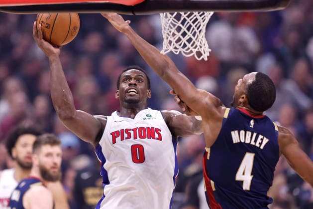 Detroit Pistons Jalen Duren (0) scores over Cleveland Cavaliers Evan Mobley (4) in the first quarter in Cleveland, Ohio Friday May 15, 2026.  CLE20260515102 AARONxJOSEFCZYK