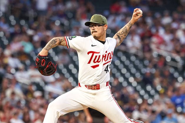 MLB, Baseball Herren, USA 2026: Brewers Vs Twins MAY 15 May 15th, 2026: Minnesota Twins pitcher Anthony Banda (43) pitches in the ninth inning during a MLB Baseball game between the Milwaukee Brewers and the Minnesota Twins at Target Field in Minneapolis, Minnesota. Steven Garcia CSM (Credit Image: Â Steven Garcia Cal Media) Minneapolis Minnesota USA EDITORIAL USE ONLY Copyright: xx ZUMA-20260515_zma_c04_047.jpg StevenxGarciax csmphotothree490519
