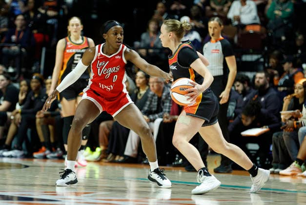 UNCASVILLE, CT - MAY 15: Jackie Young 0 of the Las Vegas Aces defends Hailey van Lith 2 of the Connecticut Sun during the WNBA, Basketball Damen, USA game between Las Vegas Aces and Connecticut Sun on May 15, 2026, at Mohegan Sun Arena in Uncasville, CT. (Photo by M. Anthony Nesmith Icon Sportswire) WNBA: MAY 15 Las Vegas Aces at Connecticut Sun EDITORIAL USE ONLY Icon26051527