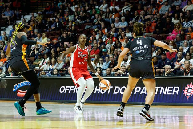 UNCASVILLE, CT - MAY 15: Jewell Loyd 24 of the Las Vegas Aces defended by Aaliyah Edwards 8 of the Connecticut Sun and Charlisse Leger-Walker 4 of the Connecticut Sun during the WNBA, Basketball Damen, USA game between Las Vegas Aces and Connecticut Sun on May 15, 2026, at Mohegan Sun Arena in Uncasville, CT. (Photo by M. Anthony Nesmith Icon Sportswire) WNBA: MAY 15 Las Vegas Aces at Connecticut Sun EDITORIAL USE ONLY Icon26051534