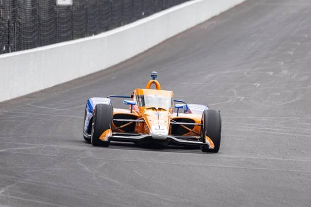 May 15, 2026, Speedway, Indiana, USA: SCOTT DIXON, driver of the No. 9 Honda for Chip Ganassi Racing, drives into Turn 1 during Fast Friday of the 110th Indianapolis 500 at Indianapolis Motor Speedway. Speedway USA - ZUMAw173 20260515_zsp_w173_025 Copyright: xLukexWelshx