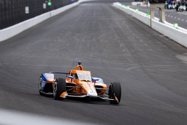 May 15, 2026, Speedway, Indiana, USA: SCOTT DIXON, driver of the No. 9 Honda for Chip Ganassi Racing, drives into Turn 1 during Fast Friday of the 110th Indianapolis 500 at Indianapolis Motor Speedway. Speedway USA - ZUMAw173 20260515_zsp_w173_029 Copyright: xLukexWelshx