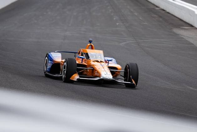 May 15, 2026, Speedway, Indiana, USA: SCOTT DIXON, driver of the No. 9 Honda for Chip Ganassi Racing, drives into Turn 1 during Fast Friday of the 110th Indianapolis 500 at Indianapolis Motor Speedway. IndyCar, Indy Car, IRL, USA 2026: Indy 500 Fast Friday Practice  - ZUMAw173 20260515_zsp_w173_028 Copyright: xLukexWelshx