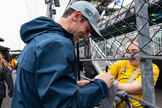 May 15, 2026, Speedway, Indiana, USA: ALEXANDER ROSSI, driver of the No. 20 Chevrolet for Ed Carpenter Racing, signs an autograph for a fan during Fast Friday of the 110th Indianapolis 500 at Indianapolis Motor Speedway. IndyCar, Indy Car, IRL, USA 2026: Indy 500 Fast Friday Practice  - ZUMAw173 20260515_zsp_w173_055 Copyright: xLukexWelshx
