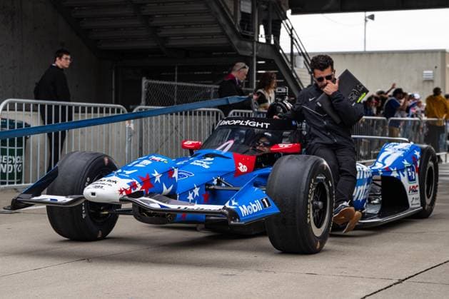 May 15, 2026, Speedway, Indiana, USA: Crew members for GRAHAM RAHAL, driver of the No. 15 Honda for Rahal Letterman Lanigan Racing, take the car through Gasoline Alley during Fast Friday of the 110th Indianapolis 500 at Indianapolis Motor Speedway. IndyCar, Indy Car, IRL, USA 2026: Indy 500 Fast Friday Practice  - ZUMAw173 20260515_zsp_w173_057 Copyright: xLukexWelshx