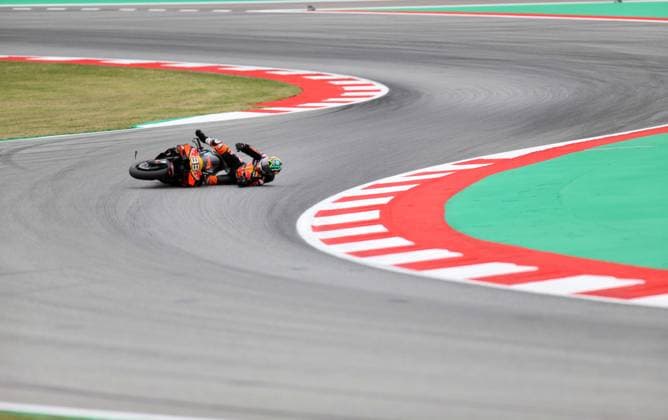 May 15, 2026, Sabadell, Barcelona, Spain: Montmelo Spain May 15, 2026 Brad Binder (33 ZAF KTM) falls off his motorcycle during race at the MotoGP Catalonia Grand Prix 2025 in Montmelo Spain on 15 September 2026 Sabadell Spain - ZUMAu50_ 20260515_zsp_u50_002 Copyright: xXavixUrgelesx