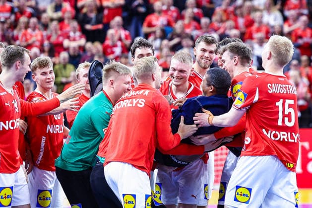 15 05 2026, xIAJx, handball, international match, test match, Denmark Germany, Royal Arena Copenhagen Mads Mensah Larsen Denmark 22 was dismissed from the national team after the match The team celebrates him once again Denmark