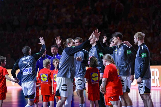 15 05 2026, xIAJx, handball, international match, test match, Denmark Germany, Royal Arena Copenhagen Juri Knorr Germany 15 Miro Schluroff Germany 5 clapping off during the run-in ceremony Denmark