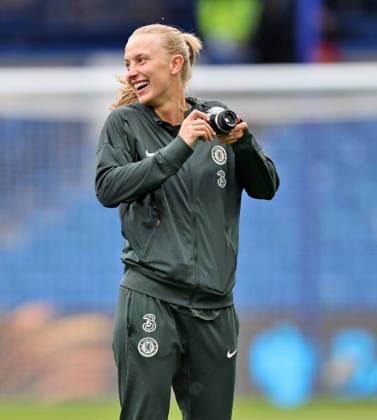 Chelsea Women v Manchester United, ManU Women Barclays Women s Super League Aggie Beever-Jones of Chelsea Women takes a picture before the Barclays Women s Super League match at Stamford Bridge, London 16 05 2026 UK Newspapers OUT Copyright: xNeilxHolmesx FIL-23442-0003