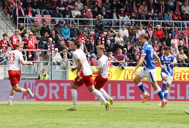 Boziaris Jannis Tor 0-1 , . Jahn Regensburg-Energie Cottbus , Fußball , 3.Liga , in dem JahnStadion, in Regensburg , Bayern , Deutschland. Mai 16 , 2026 . Photo by: Davide Elias IPA Photo Pressefoto DENL Copyright: xDavidexEliasx