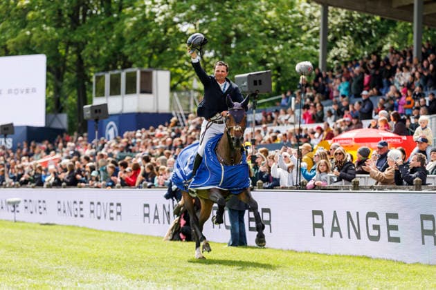 HAMBURG Al Shira aa 95 German Jumping and Dressage DERBY 2026, HAMBURG Al Shira aa 95 German Jumping and Dressage DERBY 2026 VAN OLST Mike BEL , Comme Elle Faut Odth Z Prize giving ceremony Al Shira aa Derby Tour Range Rover presents CSI4 Grand Prix Int jumping competition with jump off 1 50 m Hamburg, Jenischpark, Derby Park Klein Flottbek 16 May 2026