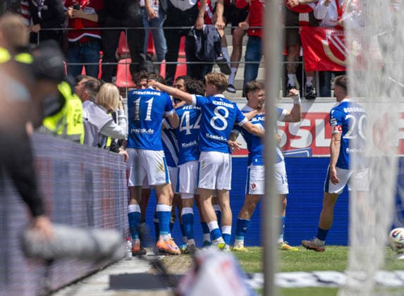 Football, Men, Season 2025 2026, 3 Liga 38 Matchday , SSV Jahn Regensburg FC Energie Cottbus, f l Moritz Hannemann Energie Cottbus , Jannis Boziaris Energie Cottbus , Simon Straudi Energie Cottbus , Lukas Michelbrink Energie Cottbus , Erik Engelhardt Energie Cottbus , Axel Borgmann Energie Cottbus , Celebration after goal to 0 1, 16 05 2026, Copyright: xSebastianxRäppold MatthiasxKochx
