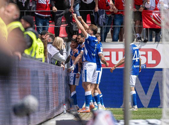 Football, Men, Season 2025 2026, 3 Liga 38 Matchday , SSV Jahn Regensburg FC Energie Cottbus, f l Jannis Boziaris Energie Cottbus , Tolcay Cigerci Energie Cottbus , Moritz Hannemann Energie Cottbus , Erik Engelhardt Energie Cottbus , Simon Straudi Energie Cottbus , Cheering after goal to 0 1, 16 05 2026, Copyright: xSebastianxRäppold MatthiasxKochx