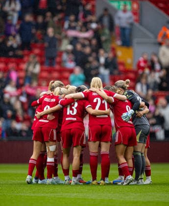 Football - FA Women™s Super League - Liverpool FC Women v Arsenal FC Women LIVERPOOL, ENGLAND - Saturday, May 16, 2026: Liverpool players form a pre-match huddle before the FA Women™s Super League match between Liverpool FC Women and Arsenal FC Women at Anfield. (Photo by David Rawcliffe Propaganda) LIVERPOOL Anfield MERSEYSIDE ENGLAND  Copyright: xPropagandax P2026-05-16-Liverpool_W_Arsenal_W-2