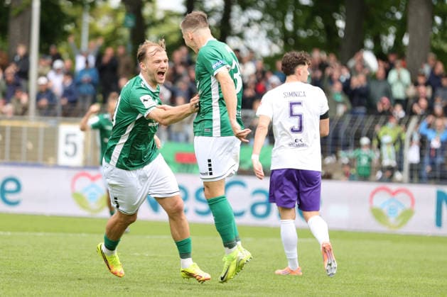 16 05 2026, Football, Men, Third League, 38 Matchday 3 League Season 2025 2026 FC Schweinfurt 05 FC Erzgebirge Aue From left Johannes Geis FC Schweinfurt 05, 30 cheers with scorer Sebastian Müller FC Schweinfurt 05, 37 for 1 0 Schweinfurt Riedel Bau Arena in Sachs Stadio Bayern Unterfranken Germany