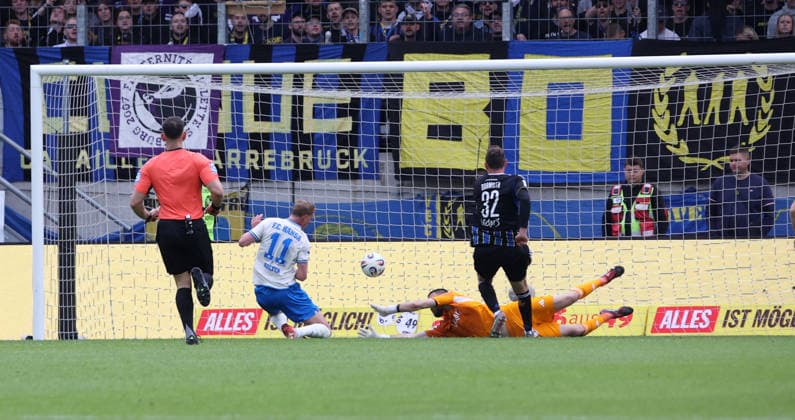 16 05 2026, Football, Men, 3 Liga, Season 2025 2026, 1 FC Saarbrücken FC Hansa Rostock, Emil Holten FC Hansa Rostock scores against Phillip Menzel 1 FC Saarbruecken the goal to 0 2, Goal kick to 0 2 Saarbrücken Ludwigsparkstadion Saarland Germany DEU Copyright: xFabianxKleerx