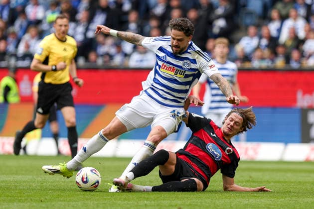 16 05 2026, GER, Football, Men, 3 Liga, Season 2025 2026, MSV Duisburg Viktoria Köln Lex Tyger Lobinger MSV Duisburg and Tobias Eisenhuth Viktoria Köln in the fight for the ball Duisburg schauinsland reisen Arena Nordrhein Westfalen Germany Copyright: xAdrianxSchlüterx
