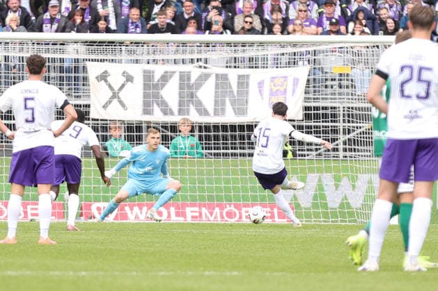 16 05 2026, Football, Men, Third League, 38 Matchday 3 League Season 2025 2026 FC Schweinfurt 05 FC Erzgebirge Aue From right Marcel Bär Erzgebirge Aue, 15 scores from the penalty spot against goalkeeper Toni Stahl FC Schweinfurt 05, 01 to 1 1 Schweinfurt Riedel Bau Arena im Sachs Stadio Bayern Unterfranken Germany