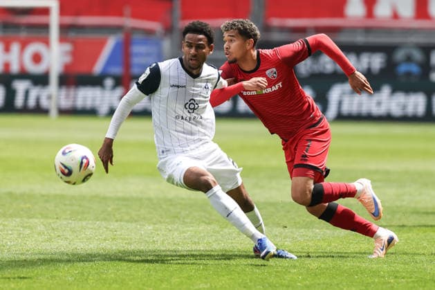 3 Liga FC Ingolstadt 04 SV Waldhof Mannheim duel Battle for the ball Yann Sturm 7, FCI Ba Sanoussy 25 SVWM 3 Liga FC Ingolstadt 04 Season 2025 2026 SV Waldhof Mannheim