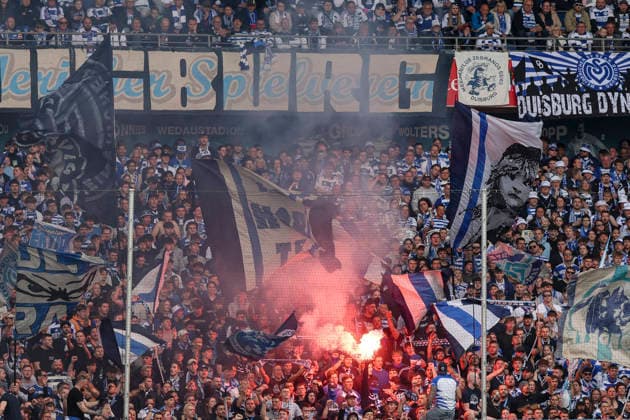 16 05 2026, GER, Football, Men, 3 Liga, Season 2025 2026, MSV Duisburg Viktoria Köln the fans of MSV Duisburg ignite pyrotechnics Duisburg schauinsland reisen Arena Nordrhein Westfalen Germany Copyright: xAdrianxSchlüterx
