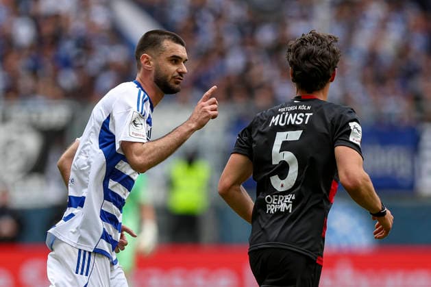16 05 2026, GER, Soccer, Men, 3 Liga, Season 2025 2026, MSV Duisburg Viktoria Köln Tobias Fleckstein MSV Duisburg gestures, gestures and facial expressions to Leonhard Luis Münst Viktoria Köln Duisburg schauinsland reisen Arena Nordrhein Westfalen Germany Copyright: xAdrianxSchlüterx