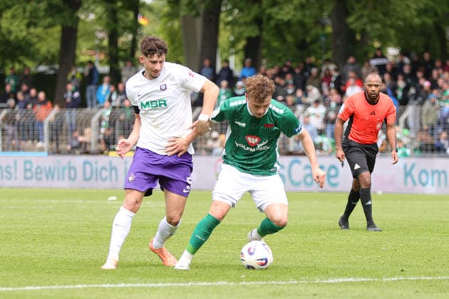 16 05 2026, Football, Men, Third League, 38 Matchday 3 League Season 2025 2026 FC Schweinfurt 05 FC Erzgebirge Aue From left Luan Simnica Erzgebirge Aue, 05 vs Nico Grimbs FC Schweinfurt 05, 05 Schweinfurt Riedel Bau Arena im Sachs Stadio Bayern Unterfranken Germany