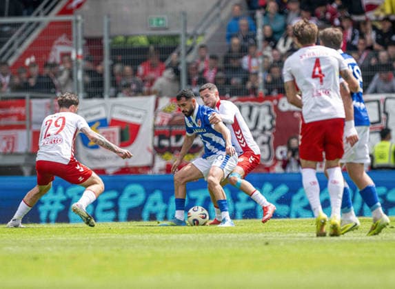 Football, Men, Season 2025 2026, 3 Liga 38 Matchday , SSV Jahn Regensburg FC Energie Cottbus, v l Adrian Fein Regensburg , Tolcay Cigerci Energie Cottbus , Oscar Schönfelder Regensburg , Felix Strauss Regensburg , Erik Engelhardt Energie Cottbus , 16 05 2026, Copyright: xSebastianxRäppold MatthiasxKochx