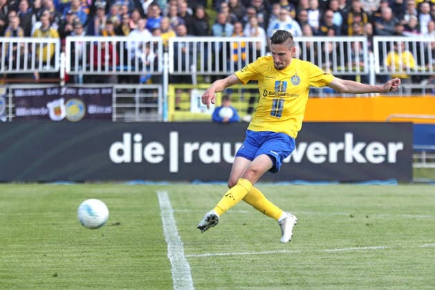 Soccer Regionalliga Nordost 1 FC Lok Leipzig 1 FC Magdeburg II 16 05 2026 Alexander Siebeck 14, Lok Leipzig with a shot attempt Soccer, Regionalliga Nordost, Season 2025 2026, Matchday 34 1 FC Lok Leipzig vs 1 FC Magdeburg II on 16 05 2026 at Bruno Plache Stadion, Leipzig Copyright: xBEAUTIFULxSPORTS JanxKaeferx