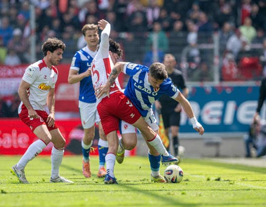 Football, Men, Season 2025 2026, 3 Liga 38 Matchday , SSV Jahn Regensburg FC Energie Cottbus, v l Benedikt Bauer Regensburg , Nicolas Oliveira Regensburg , Erik Engelhardt Energie Cottbus , 16 05 2026, Copyright: xSebastianxRäppold MatthiasxKochx