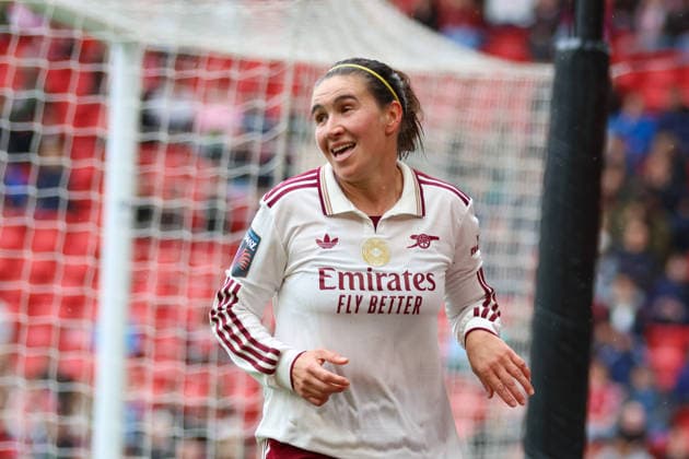 Liverpool FC Women v Arsenal FC women - Women s Super League 25 26 Arsenal FC women s Mariona Caldentey scores their teams second goal of the match and celebrates with team against Liverpool Women - Women s Super League 16.05.2026 Liverpool Anfield Stadium United Kingdom Copyright: xZacharyxLockex