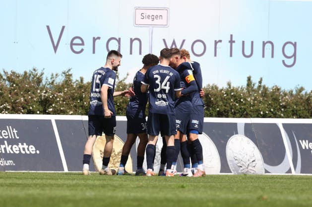 Goal celebration around Calvin Marlon Mockschan VE after his goal to 0 1 Soccer Regionalliga West, Matchday 34, Sportfreunde Siegen SSVg Velbert 02, on 16 05 2026 in Siegen Germany