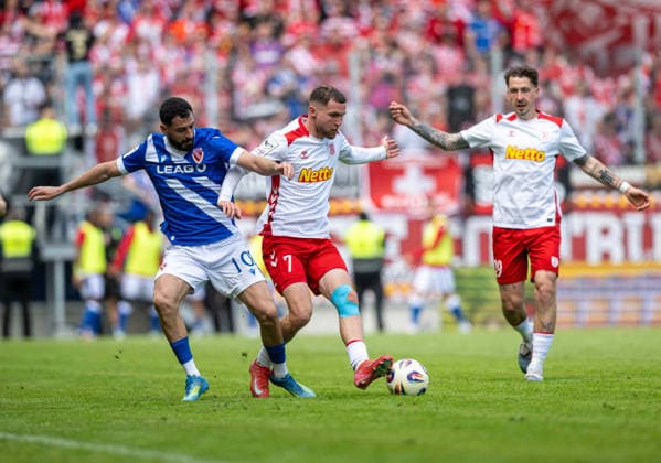 Soccer, Men, Season 2025 2026, 3 Liga 38 Matchday , SSV Jahn Regensburg FC Energie Cottbus, v l Tolcay Cigerci Energie Cottbus , Oscar Schönfelder Regensburg , Adrian Fein Regensburg , 16 05 2026, Copyright: xSebastianxRäppold MatthiasxKochx