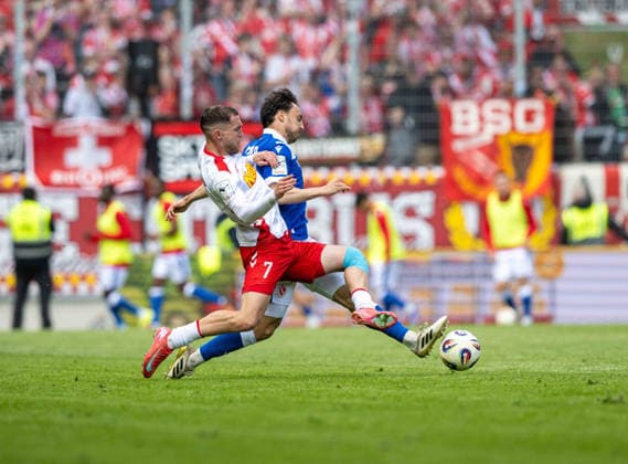 Soccer, Men, Season 2025 2026, 3 Liga 38 Matchday , SSV Jahn Regensburg FC Energie Cottbus, v l Oscar Schönfelder Regensburg , Simon Straudi Energie Cottbus , 16 05 2026, Copyright: xSebastianxRäppold MatthiasxKochx