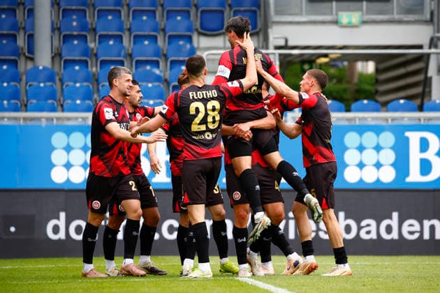 16 05 2026, xavx, Fußball 3 Liga, SV Wehen Wiesbaden TSG Hoffenheim U23 v l Tarik Gözüsirin SV Wehen Wiesbaden celebrate the goal, Der Torjubel zum 2 0 Sascha Mockenhaupt SV Wehen Wiesbaden DFL DFB REGULATIONS PROHIBIT ANY USE OF PHOTOGRAPHS as IMAGE SEQUENCES and or QUASI VIDEO Wiesbaden