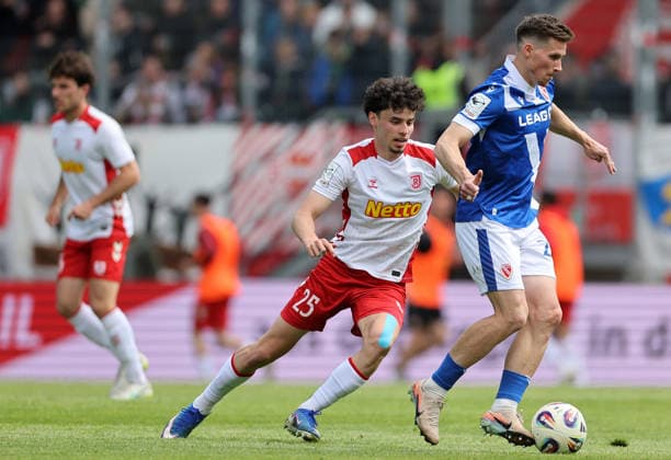 Oliveira Nicolas - Borgmann Axel , Jahn Regensburg-Energie Cottbus , Fußball , 3.Liga , in dem JahnStadion, in Regensburg , Bayern , Deutschland. Mai 16 , 2026 . Photo by: Davide Elias IPA Photo Pressefoto DENL Copyright: xDavidexEliasx