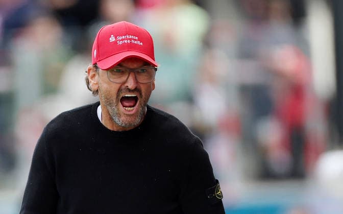 Wollitz Claus-Dieter Trainer Cottbus . Jahn Regensburg-Energie Cottbus , Fußball , 3.Liga , in dem JahnStadion, in Regensburg , Bayern , Deutschland. Mai 16 , 2026 . Photo by: Davide Elias IPA Photo Pressefoto DENL Copyright: xDavidexEliasx