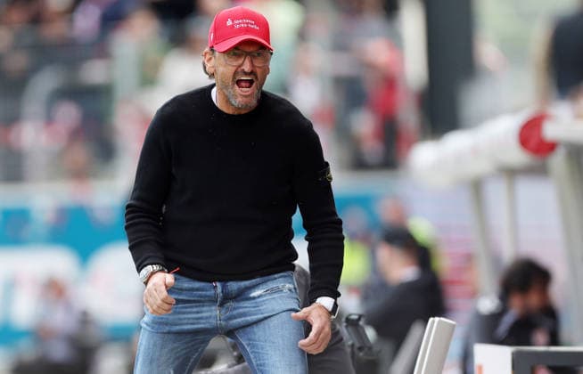 Wollitz Claus-Dieter Trainer Cottbus . Jahn Regensburg-Energie Cottbus , Fußball , 3.Liga , in dem JahnStadion, in Regensburg , Bayern , Deutschland. Mai 16 , 2026 . Photo by: Davide Elias IPA Photo Pressefoto DENL Copyright: xDavidexEliasx