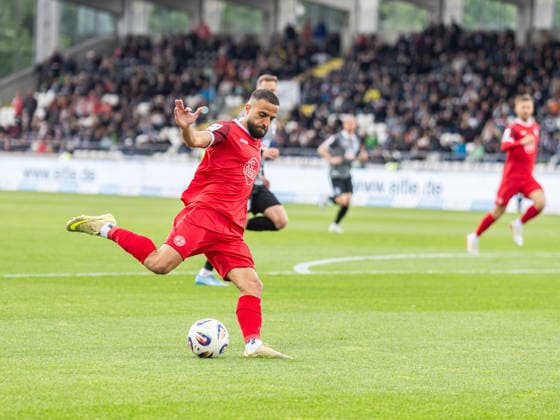 Ramien Safi Rot Weiss Essen, 07 shoots on Ulm goal, GER, SSV Ulm 1846 vs Rot Weiss Essen, Football, 3 Liga, Season 2025 2026, 16 05 2026, DFB DFL regulations prohibit any use of photographs as image sequences and or quasi video GER, SSV Ulm 1846 vs Rot Weiss Essen, Football, 3 Liga, Season 2025 2026, 16 05 2026 Ulm Copyright: xMichaelxSchmidt Eibner-Pressefotx EP_MST