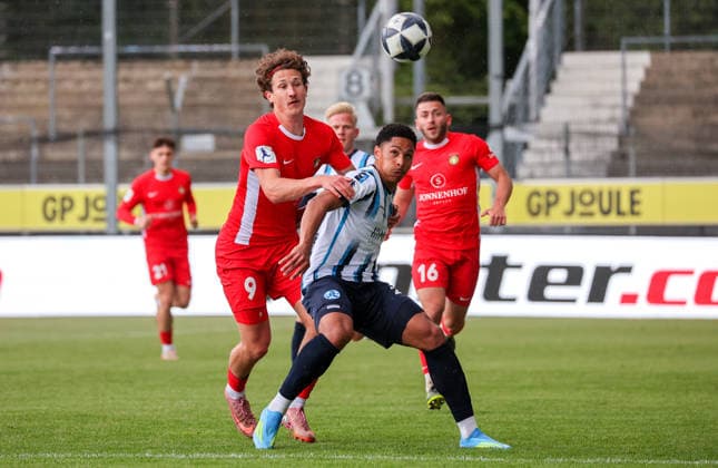 16 05 2026, Germany, Stuttgart, Soccer Regionalliga Südwest, SV Stuttgarter Kickers vs SG Sonnenhof Großaspach, f l Max Düwel SG , David Udogu Kickers , Marius Kunde SG